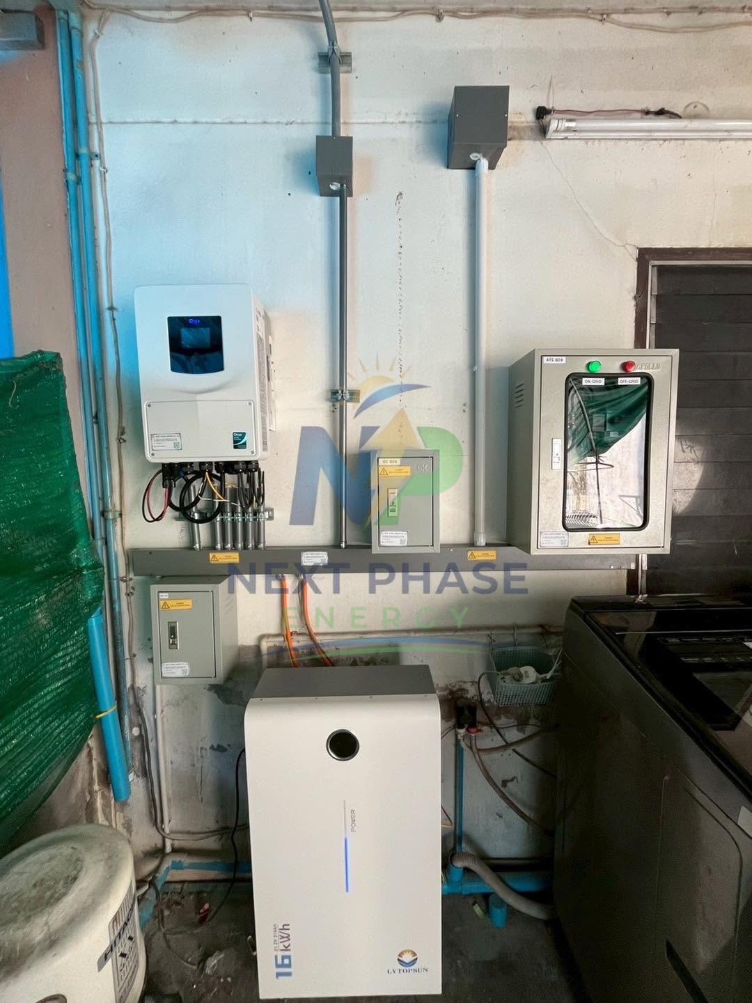 ภาพรวมระบบ Solar Hybrid ตู้อินเวอร์เตอร์ ATS และแบตเตอรี่ LV TOPSUN 16kWh
