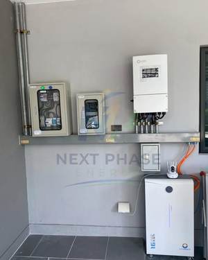ระบบอินเวอร์เตอร์ Solis Hybrid และแบตเตอรี่ LV TOPSUN 16kWh มุมพื้นที่ใต้ชายคา