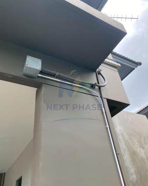 งานเดินท่อร้อยสายไฟ PV ใต้ชายคาอย่างเรียบร้อย