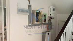 ตู้ ATS อินเวอร์เตอร์ Solis และแบตเตอรี่ LV TOPSUN G4 16kWh ติดตั้งภายในบ้าน