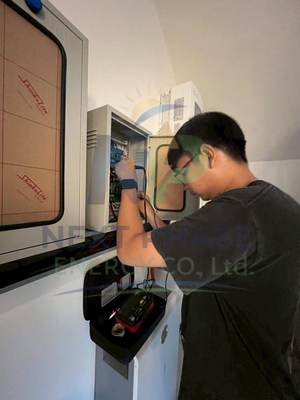 ช่างตรวจสอบค่าความเป็นฉนวนสายไฟด้วยเครื่องมือ Insulation Tester