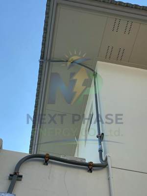งานเดินท่อร้อยสายไฟ IMC ใต้ชายคาอย่างเรียบร้อย