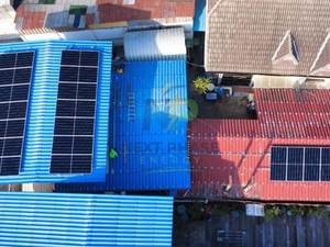มุมสูงภาพรวมหลังคาแผงโซลาร์เซลล์ ร้านอาหารบ้านริมน้ำ มหาชัย
