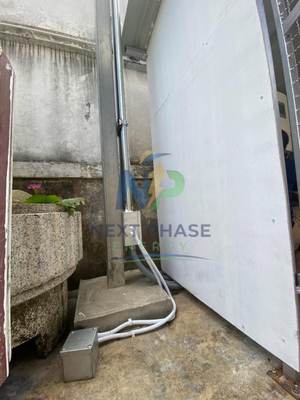 งานเดินท่อร้อยสายไฟและกล่องต่อสายบนผนังอาคาร